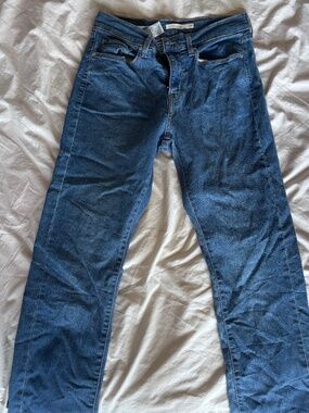 Levi’s stretchy skinny/straight leg jeans size 28